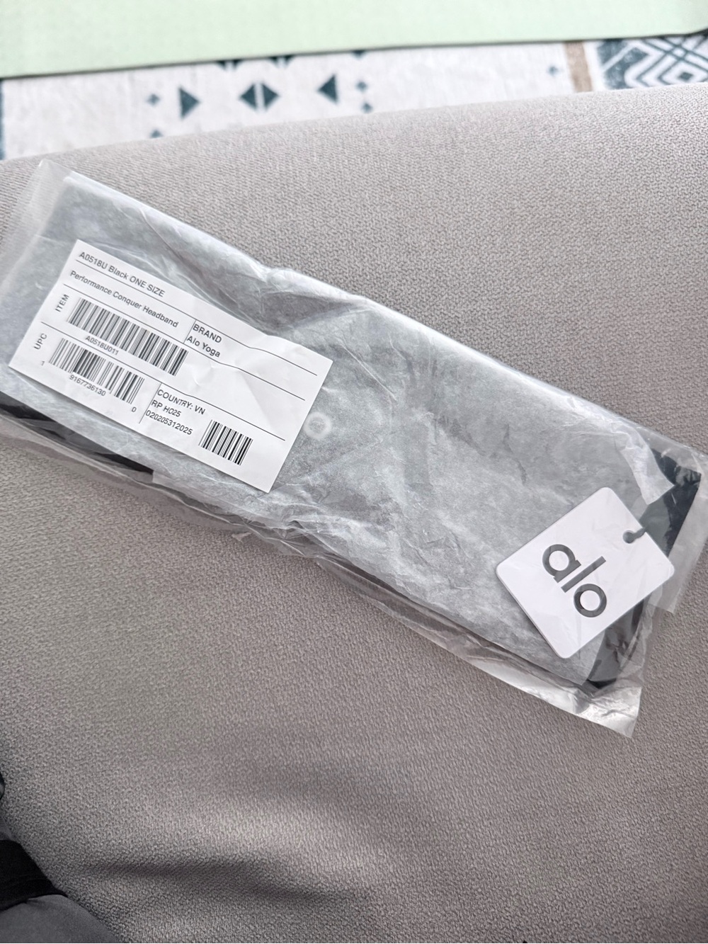 ALO Yoga Black Performance Conquer Headband View 2